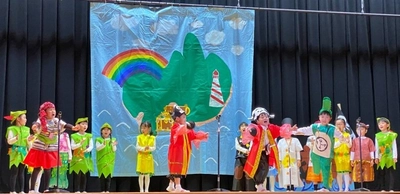 近畿大学附属幼稚園児が「生活発表会」を開催　オペレッタや劇、園長が作詞・作曲した歌を保護者に披露