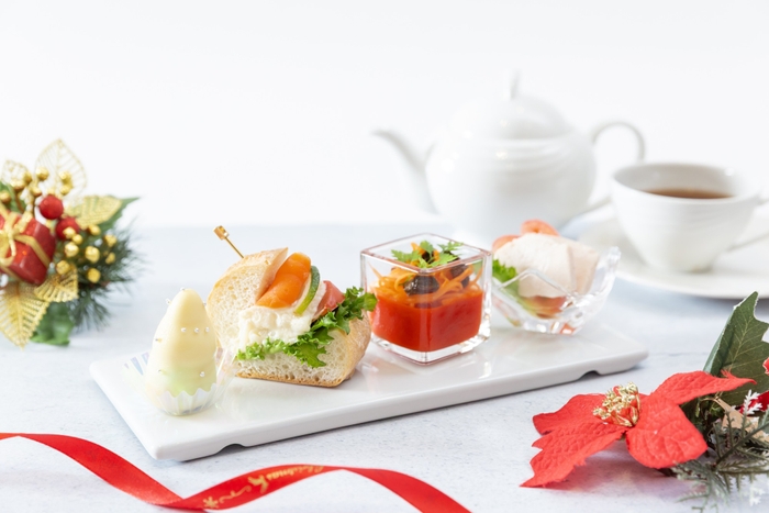 左から、「ベリーとホワイトチョコレートのムース」 「スモークサーモンのバケットサンド」「赤ピーマンのババロアとキャロットラペ」「鶏胸肉の塩麴蒸し ソースピストゥー」