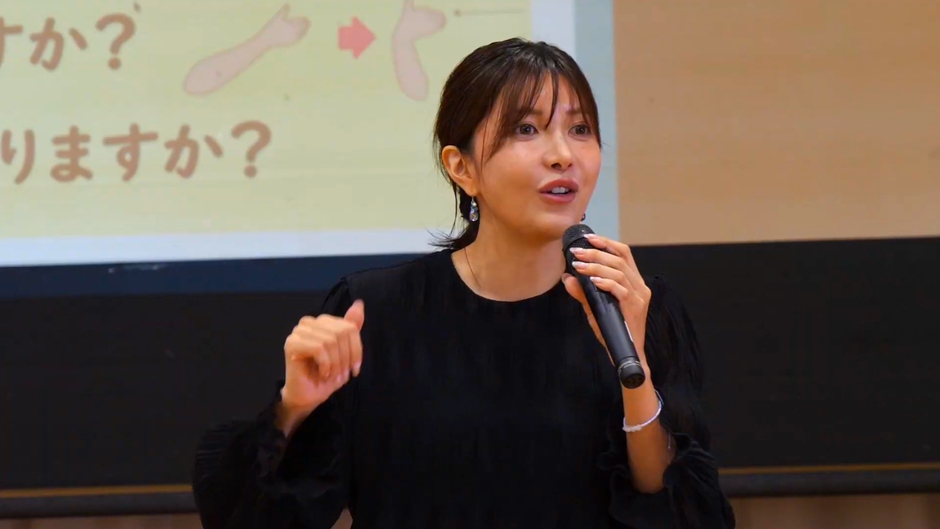 府中市四谷小学校での講演会の様子（2025年10月）