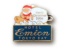 PINS FACTORY（ピンズファクトリー）　ピンズ実例紹介ホテルエミオン東京ベイ　様　「クリスマス・バッジ2006」★小さなサンタがクリスマスを盛り上げます！