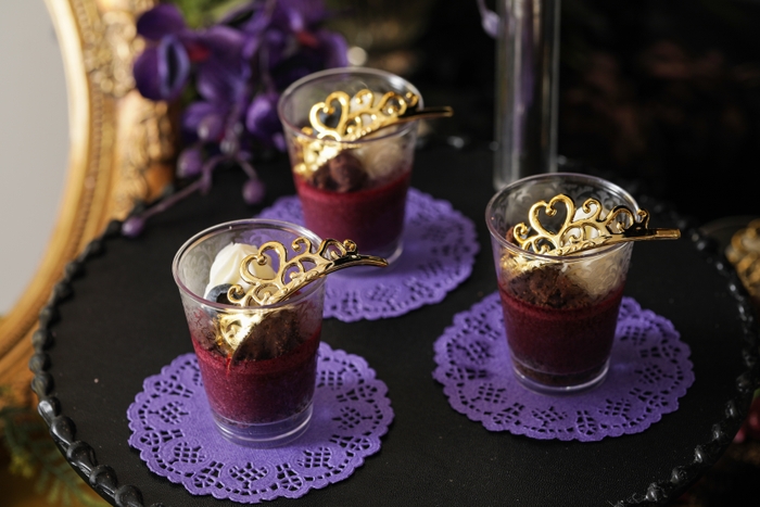 ▲“王妃”ブルーベリームース さっぱりした味わいのムース。チョコレートサブレのザクザク感と、生クリームのまろやかさを合わせて楽しめる
