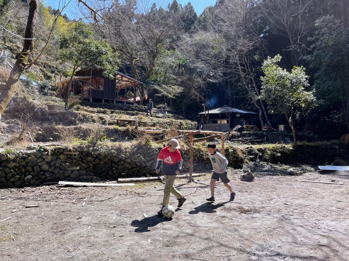 耕作放棄地の棚田を利用した校庭