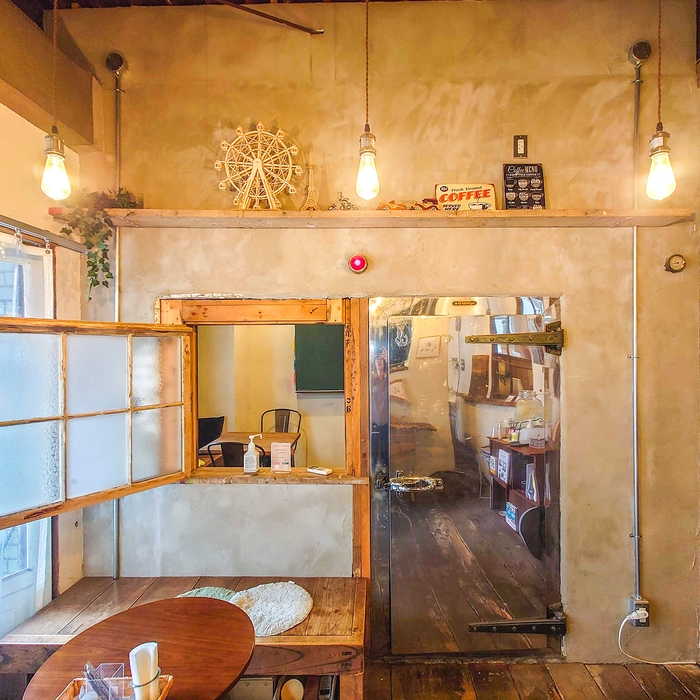店内の様子 - 元牛乳販売店の冷蔵庫ドアをそのまま生かしています。
