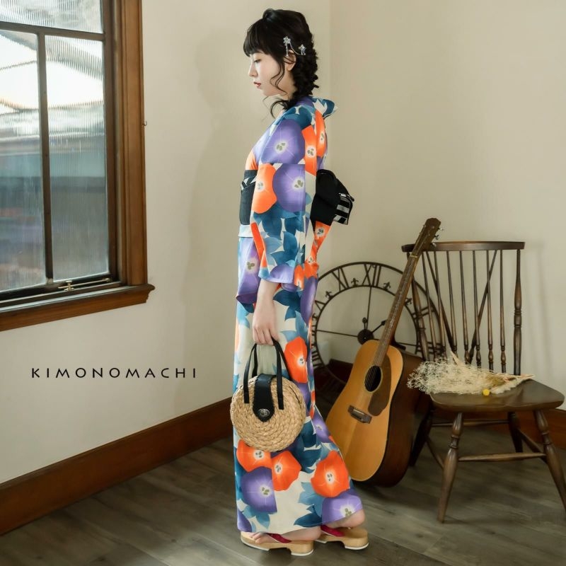 薄白緑色 橙朝顔。淡い浅黄緑色の地に、大輪の朝顔が縦の流れに配置されたデザイン。濃淡のある橙色や江戸紫色に白い曜の入った花はくっきりとしながらも深みがあり、浅縹色や浅葱色の葉が奥行きを生み出している