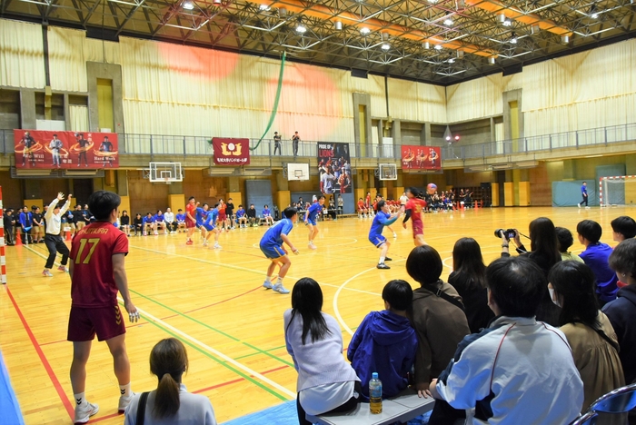 観客の前の目で試合が行われ、臨場感があるホームゲーム