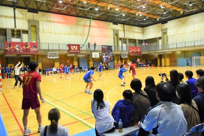 観客の前の目で試合が行われ、臨場感があるホームゲーム