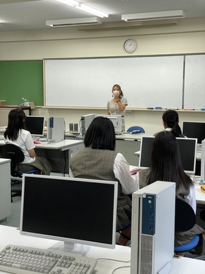 高校生たちと地元企業主との授業風景 2