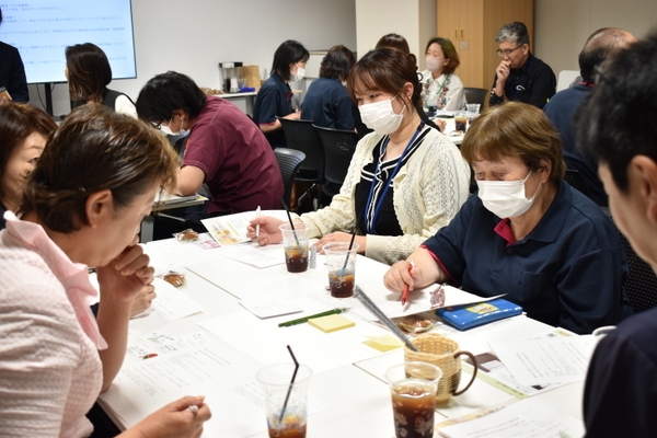 職種や所属を越えて活発な意見交換が行われた。専門職としてだけでなく、一人の人間としてつながる時間となった。