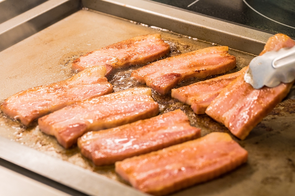 ベーコンステーキは豪快に厚切りで