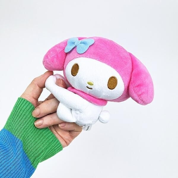 ギュッと抱きついてくるサンリオのちょこんぬいぐるみ