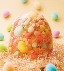 【ハッピーイースターのカラフルたまご】色付けした卵や細かく切った野菜などをゼリー寄せにし たまご型に。(カットした状態で提供いたします)