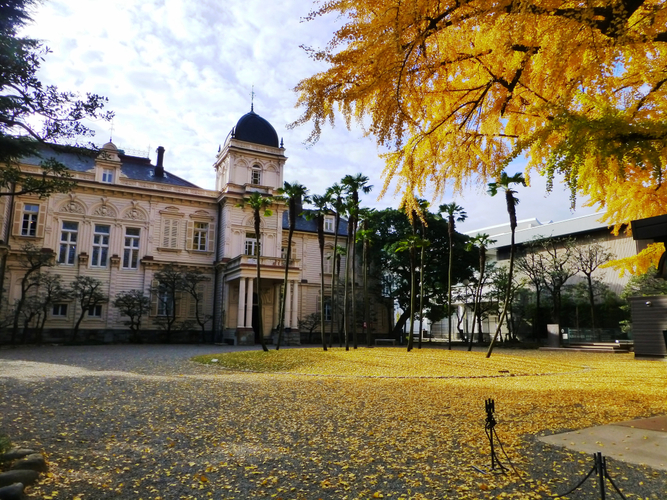 旧岩崎邸と黄葉