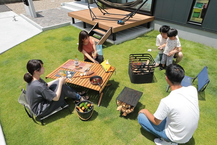 空や緑、自然が背景の“外にある”食空間