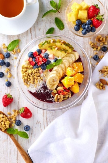 彩り豊かなグリークヨーグルト＆アサイーボウル