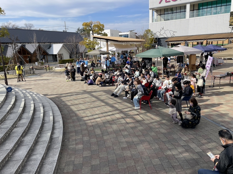 ビンゴ大会に参加し、結果に一喜一憂しながら熱中している様子