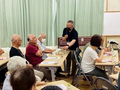 昭和の生活道具を見て思い出を語ってもらっている様子