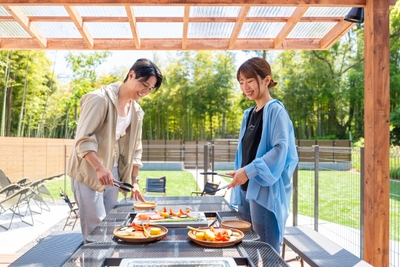 笑い声がこだまする屋根付きBBQスペース