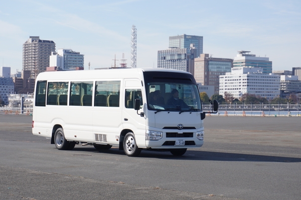 大新東の運転サービス士が、山下ふ頭エリアをマイクロバス （トヨタ コースター）で走行している様子