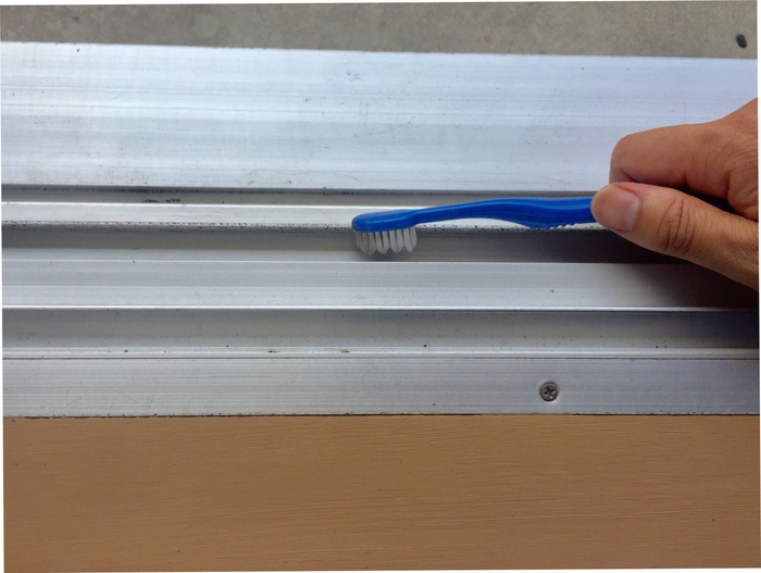 レールに歯ブラシ