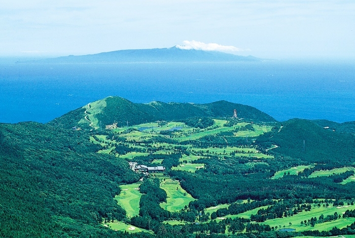 稲取ゴルフクラブ。北に天城連山、南に伊豆七島を臨む、『満点の海・山・空』を堪能できる美しいコース