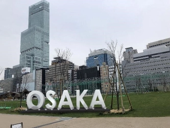 大阪初※！日本一高いビルを背景にＳＮＳ映え！ ＯＳＡＫＡモニュメント・芝生アートが誕生！ ～「てんしば」から世界へ、「ＯＳＡＫＡ」を発信～