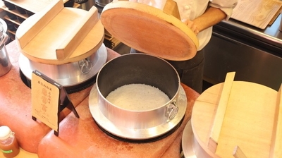 釜戸で焚かれるごはん