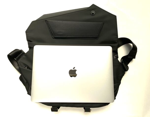 画像4.MacBook Airが入る