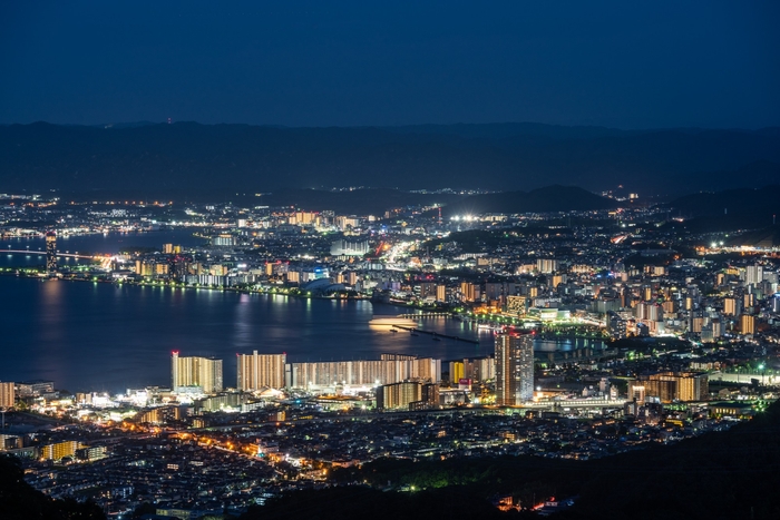 ▲比叡山から望む夜景 (大津市街地)