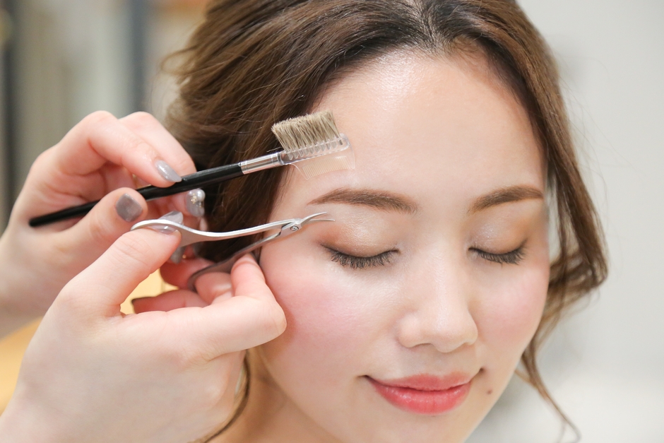 眉カット施術イメージ
