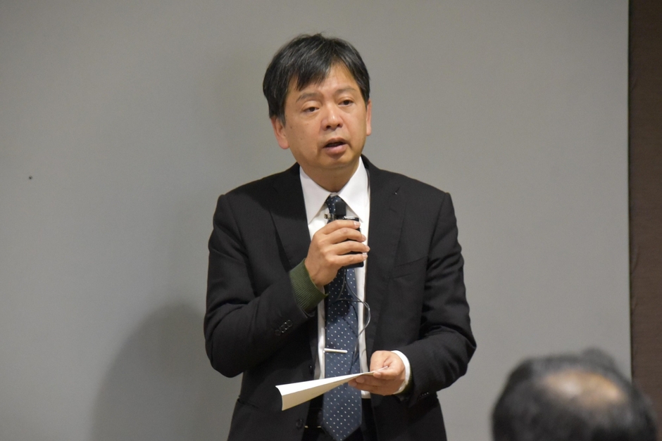 歓迎のあいさつをする児玉学部長