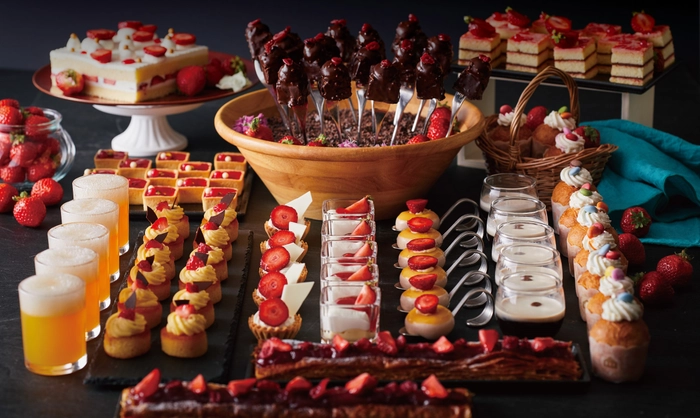 一口サイズで楽しめる濃厚クランチチョコレートケーキやいちごを使った様々なスイーツをご用意