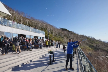 【トマム】「雲海テラス」2022 年の営業を開始しました～雲に見立てた白い泡で青空を彩り、シャンパンオープンを実施～｜営業開始日：2022年5月11日