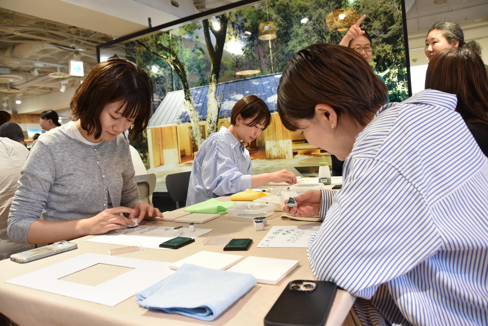 【名城大学】谷田研究室が無印良品でタイル産業の企画展とカケラ模様のタイル作りのワークショップ