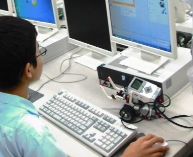 体験授業「ロボットの教室」(過去の様子)