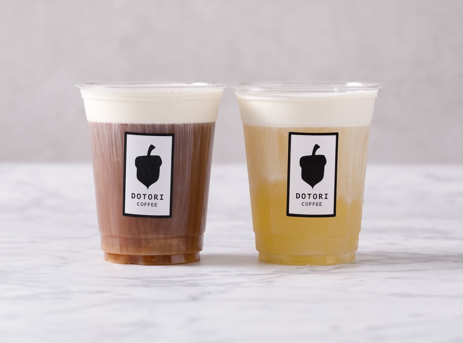 ドリンク(左:チーズティー紅茶ブレンドMサイズ 450円/右:チーズティー緑茶ブレンドMサイズ 450円)