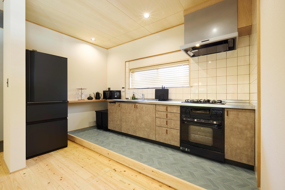 和モダンに調和する上質なキッチンスペース