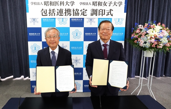 （左から）山崎日出男理事長、小口勝司理事長