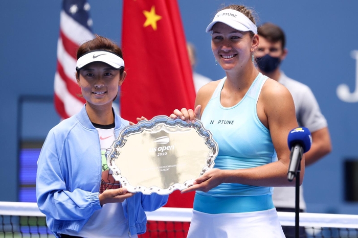 女子ダブルス準優勝：シュー・イーファン選手（左）