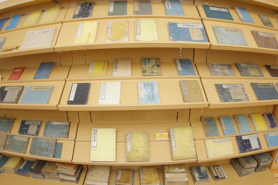 歴史的な書物も沢山!
