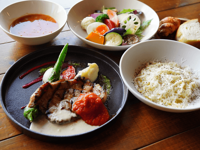 ▲(左)3色のホリデーソースを添えたお肉料理 (右)「カチョエペペ」