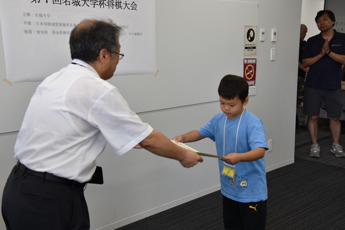 優勝者に表彰状を手渡す大野副学長