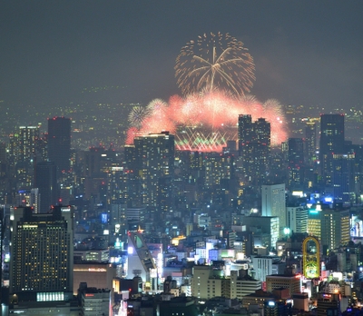  「ハルカス300（展望台）」から見る「なにわ淀川花火大会」（過去開催時の様子）