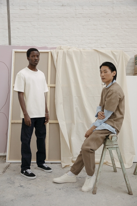 (左)Tシャツ¥1,799 スウェットジョガーパンツ¥3,999 (右)Tシャツ¥1,799 スウェットジョガーパンツ¥3,999 中に着たシャツ(参考商品)