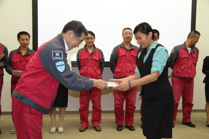 常石造船藤井常务给研修生颁发毕业证书