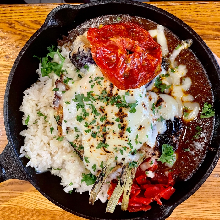 スキレットで提供される「牛すじカレー」