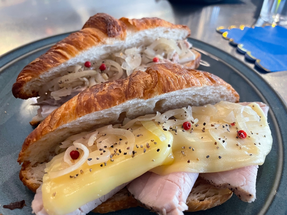 自家製ハムのクロワッサン(手前)と自家製ツナのクロワッサン(奥)