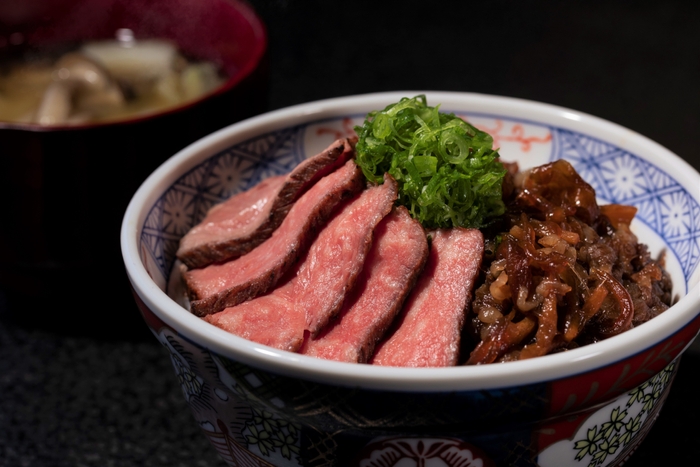 和牛のプレミアム中入れ三色丼