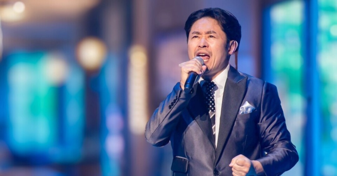 兵庫・淡路島「海の舎」で一夜限りの特別なクリスマスを 元劇団四季の初代シンバ・坂元健児が贈る『クリスマスディナーショー』12月24日開催