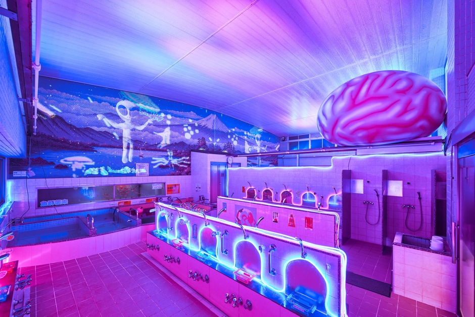 巨大脳みそが輝くサイバーな浴室空間