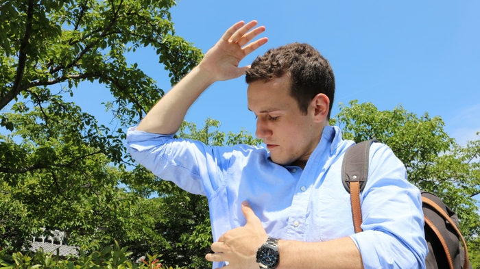 脇汗を気にする様子2